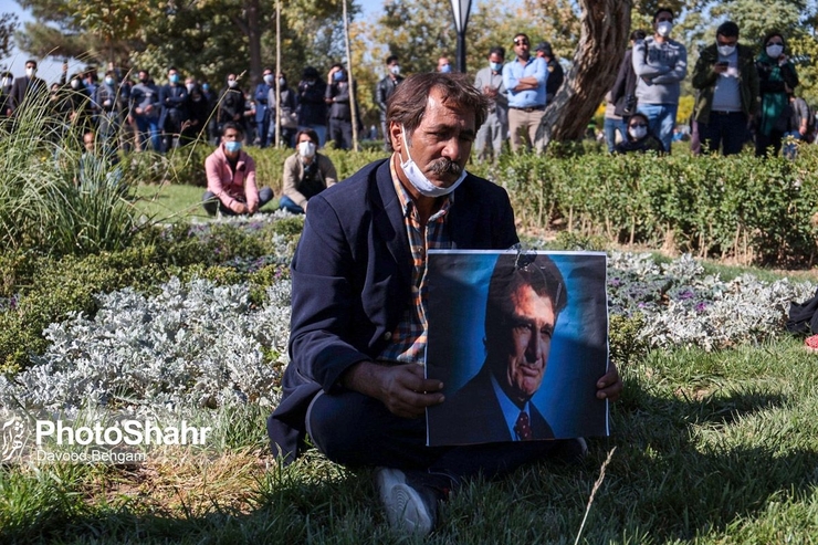 اندوه حس مشترک همه آن‌هایی بود که از دقایق آغاز صبح امروز، ۱۹مهرماه، در محوطه بیرونی آرامگاه فردوسی بزرگ حاضر شدند؛ بر چهره‌ها غم نشسته بود و بر چشم‌ها نم.