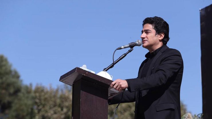 همایون شجریان بعد از مراسم خاکسپاری پدرش، محمدرضا شجریان، در صحبت‌هایی گفت: دستان یکایک شما را که دوست داشتید پدر را بدرقه کنید می‌بوسم.