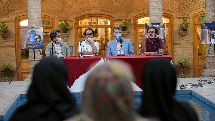 نشست تخصصی «ادبیات در آئینه شهر»عصر روز گذشته (یکم مهر) با حضور دبیران جشنواره و جمعی از شاعران و نویسنده‌های مشهدی در خانه تاریخی داروغه، از معدود اماکن باقی‌مانده از بافت تاریخی مشهد برگزار شد.  