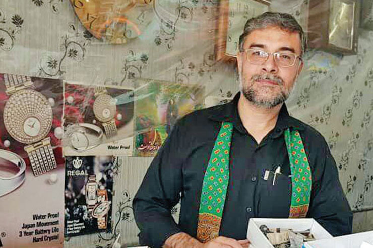 سید‌جلال صاحبکار خراسانی، تعمیرکار ساعت در مفتح، از ۳۰ سال امانت‌داری‌اش می‌گوید