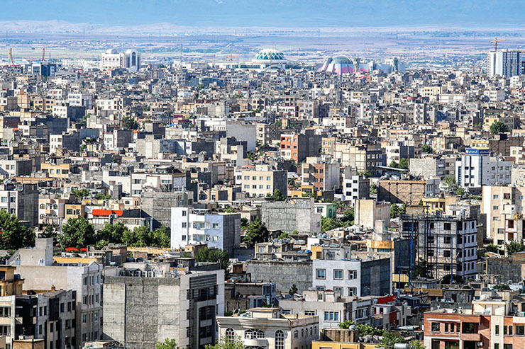 خانه‌به‌دوش‌ها از یک سمت به‌دلیل نبود قوانین حمایتی کافی، نمی‌توانند به نرخ مسکن اعتراض کنند و ازسوی دیگر به‌دلیل ضعف سیاست‌های حمایتی در بحث اجاره‌داری حرفه‌ای، نمی‌توانند خانه‌ای را از نهاد‌های دولتی و حمایتی کرایه کنند.