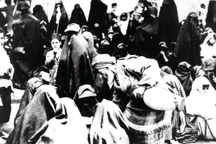 گاه این سفره‌های نذری هویتی کاملا زنانه دارند و می‌توان ویژگی‌های مشترک و البته منحصربه‌فردی را در آن‌ها مشاهده کرد مانند زن بودن همه افراد دست‌اندرکار، ممنوعیت ورود مردان یا پسربچه‌ها و حتی زنی که حامله است و جنسیت جنینش معلوم نیست.