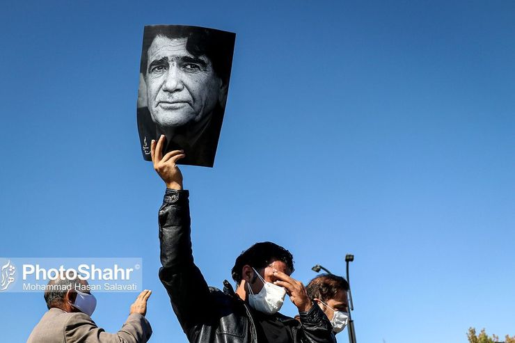 روز گذشته پس از مراسم خاکسپاری استاد محمدرضا شجریان در آرامگاه فردوسی، تعدادی از هنرمندان مشهدی به صورت خودجوش  «آهای خبردار» همایون شجریان را اجرا کردند.