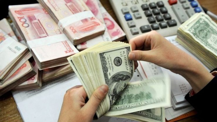 بانک مرکزی هفته گذشته از افزایش نرخ تسعیر ارز خبر داد. بعد از این خبر شاهد رشد روزانه قیمت نمادهای بانکی در بورس بودیم. منظور از تسعیر ارز چیست؟ آیا این خبر منجر به رشد بیشتر قیمت نمادهای بانکی در بورس خواهد شد؟ در این گزارش پاسخ به سوالات‌تان را بخوانید.