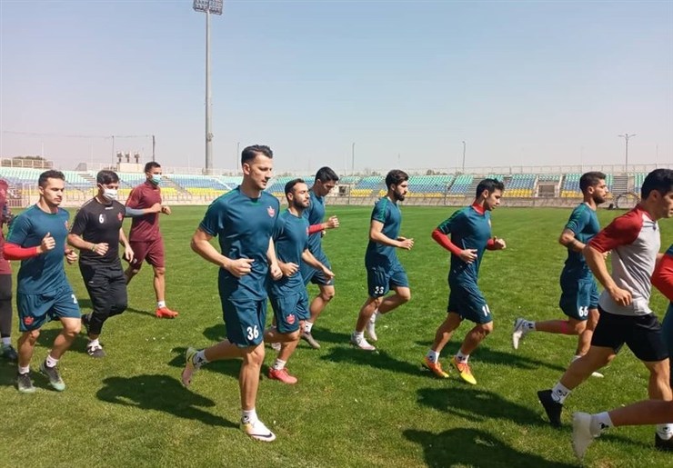 تمرین امروز پرسپولیسی‌ها هم با حضور تعداد کمی از بازیکنان برگزار شد و برخی بازیکنان به‌علت دریافت‌نکردن آپشن قراردادهای فصل گذشته خود حاضر نشدند تمرین کنند.