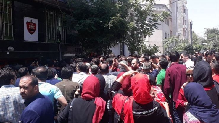 هواداران خشمگین پرسپولیس با حضور در مقابل ساختمان این باشگاه، علیه وزیر و مدیریت پرسپولیس شعار دادند.