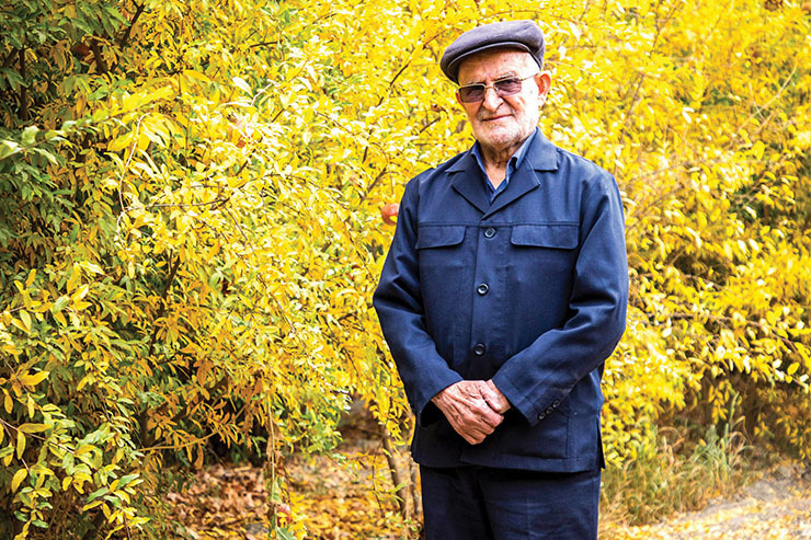 خیّر ۹۰ ساله مشهدی از فعالیت‌های ۵۰ ساله خیریه‌اش می‌گوید