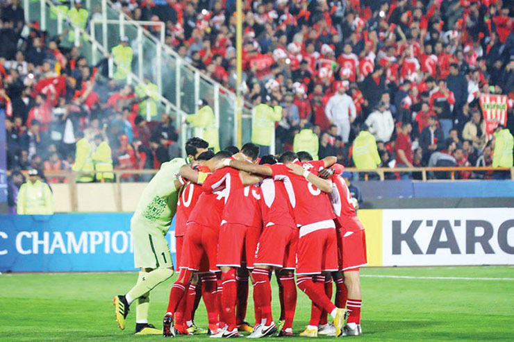 باشگاه پرسپولیس روز گذشته یکی از شلوغ‌ترین و پر‌استرس‌ترین روزهایش را سپری کرد. انتشار خبر جدایی ستاره‌های این تیم در کنار پرداخت‌نشدن کامل مطالبات برانکو باعث شد تا هواداران سرخ‌پوش جلوی درِ این باشگاه تجمع کنند و صدای اعتراض خود را به گوش مدیرعامل این تیم برسانند؛