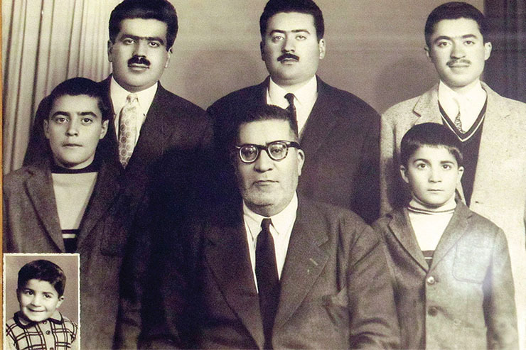 خانه مولوی‌ها خانه مردی دانشمند و عالم است که همه فرزندانش همچون پدر به فرهنگ و علم این شهر و این سرزمین خدمت کردند. عبدالحمید مولوی سال‌ها در محله سناباد و خیابان مولوی که به نام خاندان او نام‌گذاری شد زندگی کرد. مهمان مجتبی مولوی، فرزند کوچک عبدالحمید، می‌شویم تا از آنچه بر پدر و این خاندان گذشت بگوید.