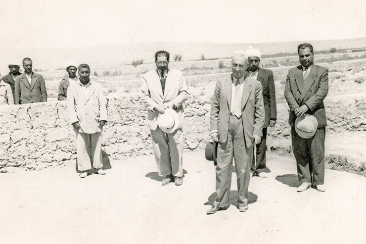 مرحوم عبدالحمید مولوی به آستان قدس رضوی سخت علاقه داشت. او عمر خود را در این روضه مبارکه گذرانیده بود و به این کار مباهات می‌کرد. علامه عزیزالله عطاردی، دیگر خراسان‌شناس مشهور، دراین‌باره می‌نویسد: همگان به کار و تخصص او اعتقاد داشتند و به آرا و نظریاتش اعتماد می‌کردند و مورد توجه قرار می‌دادند.