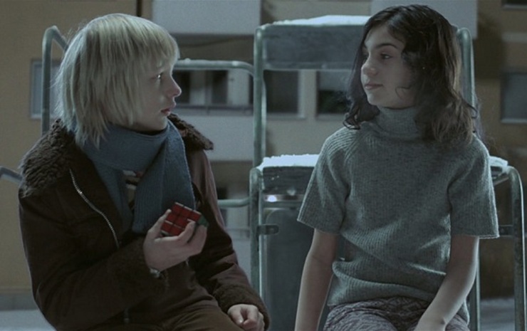 «آدم درست را راه بده» (Let the Right One In) از آن دست فیلم‌هایی است که هرگونه نقد بر فیلم، به لو دادن بخش‌هایی از قصه می‌انجامد؛ بنابراین ناچاریم در کنار توصیه به تماشای آن، تنها به برخی حواشی در تولید آن اشاره کنیم.