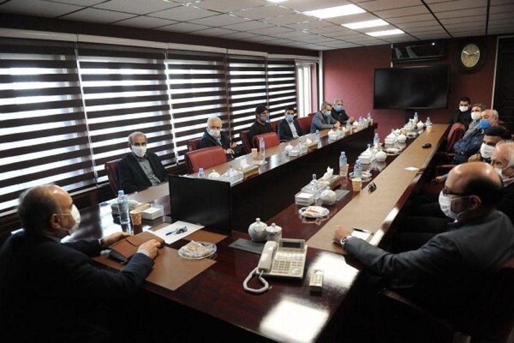 مدیران باشگاه استقلال غالبا با اعتباراتی که برخی اعضای متمول هیات مدیره تامین می کنند بدهی ها را پرداخت می کنند و همواره از درآمد زایی ثابت برای این باشگاه عاجزند.