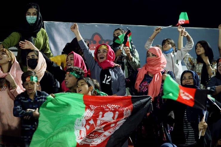 روز گذشته نهمین دور از رقابت‌های لیگ برتر فوتبال افغانستان درحالی پایان یافت که زنان و دختران زیادی برای تماشای این دیدار به استادیوم فوتبال شهر کابل رفته بودند. تیم فوتبال شاهین آسمایی قهرمان این مسابقات شد.