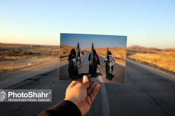 عکاس خوش ذوق مشهدی از جاده‌های خالی که سال گذشته محل پیاده روی زائران به سمت بارگاه منور رضوی بوده، عکاس کرده است.