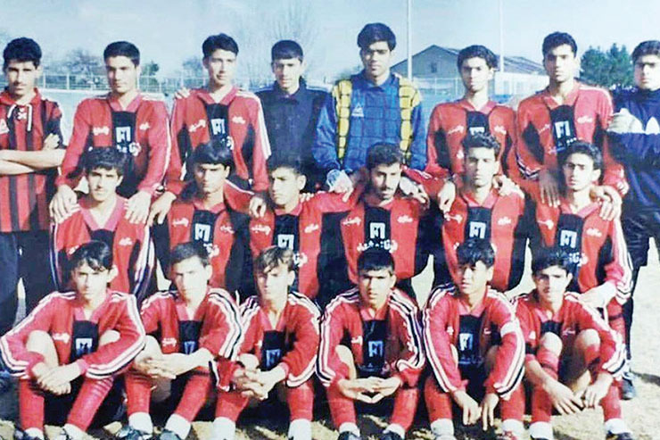 در این قاب بازیکنان تیم فوتبال جوانان ابومسلم در اواسط دهه ۷۰ دیده می‌شوند که زیر نظر مرحوم محمد اعظم کار می‌کردند. از افراد حاضر در این عکس نفر دوم ایستاده از راست علیرضا نیکبخت‌واحدی و نفر اول نشسته از سمت چپ حمید زهانی در ادامه فوتبالشان در سطح کشور درخشیدند.