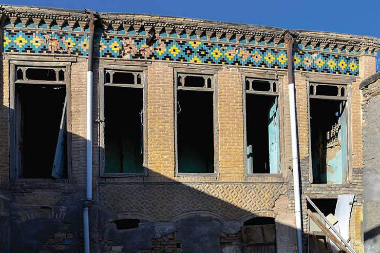 بر اساس اعلام اداره‌کل میراث ‌فرهنگی استان خانه طلایی اثر تاریخی دوره پهلوی‌اول در حاشیه شارستان حفظ می‌شود