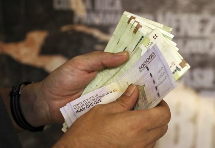 حقوق بازنشستگان کشوری به بالای ۴ میلیون تومان رسیده است، در حالی که بازنشستگان تأمین اجتماعی از کم بودن حقوق خود در این وضعیت اقتصادی جامعه اظهار ناراحتی می‌کنند.