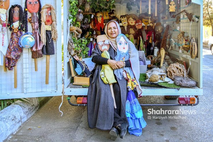 سوسن نیک‌ذات آن‌قدر سفر کرده که شمار آن از دستش خارج است. او علاوه بر سفر‌های داخلی، به ۳۲ کشور خارجی حتی کشور‌های جنگ‌زده مانند سوریه هم رفته است. یعنی تقریبا همه قاره‌ها را به‌جز استرالیا از نزدیک دیده و در این مسافرت‌ها با مردم مختلف هم‌کلام شده است.