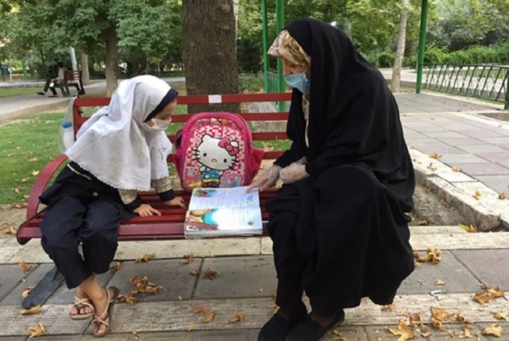 «فرحناز عاقل» معلم فداکاری است که دانش‌آموز افغانستانی او گوشی هوشمند نداشت و به همین دلیل از درس‌هایش عقب مانده بود. عاقل به پارک محله دانش‌آموز رفت و در فضای باز و به دور از کرونا، تلاش کرد این دختربچه از درس‌هایش عقب نماند.