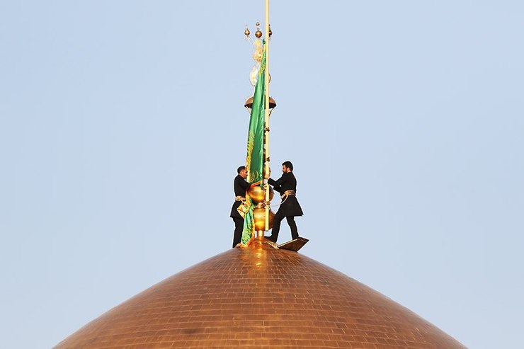 پس از ۶۳ روز عزاداری پرچم سبز رضوی بر فراز گنبد منور امام رضا (ع) به اهتزاز در آمد.