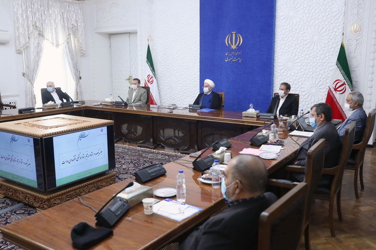 رئیس جمهور گذر از شرایط کنونی اقتصادی با هدف کم‌کردن فشار بر اقشار کم‌برخوردار را به‌عنوان هدف اصلی دولت امکان‌پذیر دانست و گفت: در وضعیت فعلی و با امکانات موجود، دلیلی برای محدودیت در تأمین کالا‌های ضروری و دارو وجود ندارد.
