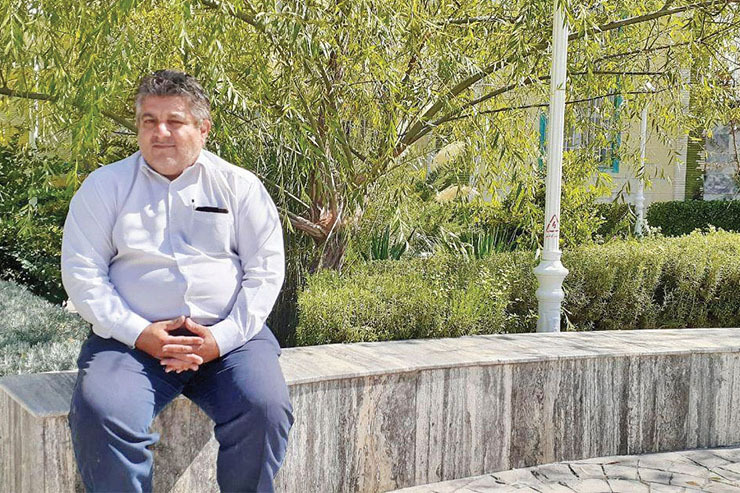 فرزند شهید است، آن‌طور که خودش می‌گوید ۱۰ ساله بوده که خبر شهادت پدرش را برای خانواده‌اش آورده‌اند