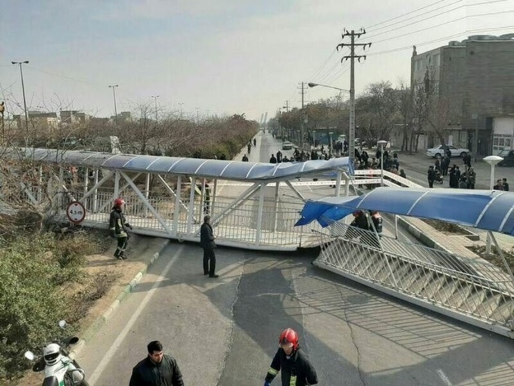لحظه برخورد تریلی با پل عابر پیاده مقابل ایستگاه گرگان بهشهر در این ویدئو قابل مشاهده است.