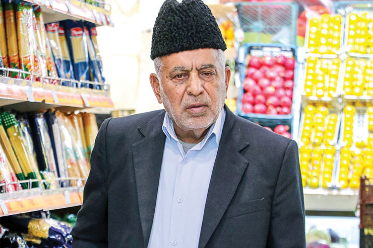 داستان زندگی عباسعلی دلاور، اولین کسی که در منطقه جدید شهری و تازه‌ساز قاسم‌آباد در اوایل دهه هفتاد، سوپرمارکت به معنای مدرن و امروزی آن ایجاد کرد و برای اولین بار در این منطقه فروشگاه‌های زنجیره‌ای را راه انداخت، از جایی در مرز ایران و ترکمنستان آغاز می‌شود.