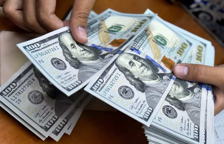 قیمت دلار صرافی ملی در روز گذشته هشت مرتبه اعلام شد و در نهایت بهای دلار به رقم ۲۷ هزار و ۵۵۰ تومان رسید. در بازار نیز طبق آخرین اخبار و گزارش‌ها این نرخ به زیر ۲۷ هزار تومان رسید. اما مقصد بعدی ارزانی دلار چند تومان است؟