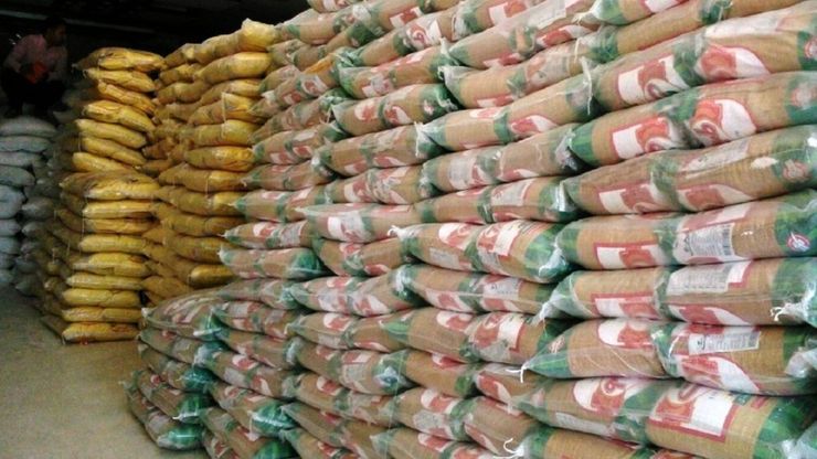 سرپرست معاونت بازرگانی داخلی وزارت صنعت، معدن و تجارت با بیان اینکه حذف ارز ۴۲۰۰ تومانی منجر به افزایش تولید داخل و متعادل شدن گوشت قرمز و جلوگیری از رشد شتابان قیمت این کالا شد، گفت: افزایش قیمت برنج که بخشی از آن در داخل تولید و بخش دیگر از خارج وارد می‌شود، در حد متعارف بوده و تغییر ارز مرجع واردات این کالا از ارز دولتی به نیمایی، فشار چندانی به مصرف کنندگان وارد نکرده است.