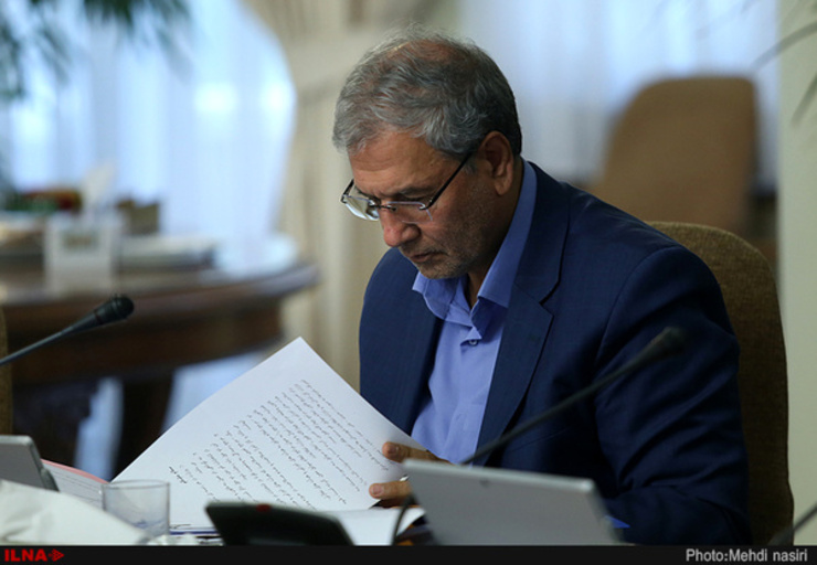سخن‌گوی دولت در یادداشتی با عنوان «دفاع دیروز، دفاع امروز» با گلایه از برخی ناملایمات گفت: مشکل اصلی ما این است که هیچ‌یک از نخبگان سیاسی در سطوح مختلف بر این باور نیستند که در شرایط دفاعی به سر می‌بریم، به مراتب پیچیده‌تر، سخت‌تر، تلخ‌تر و سهمگین‌تر از دوران دفاع مقدس و جنگ تحمیلی رژیم صدام علیه ایران.