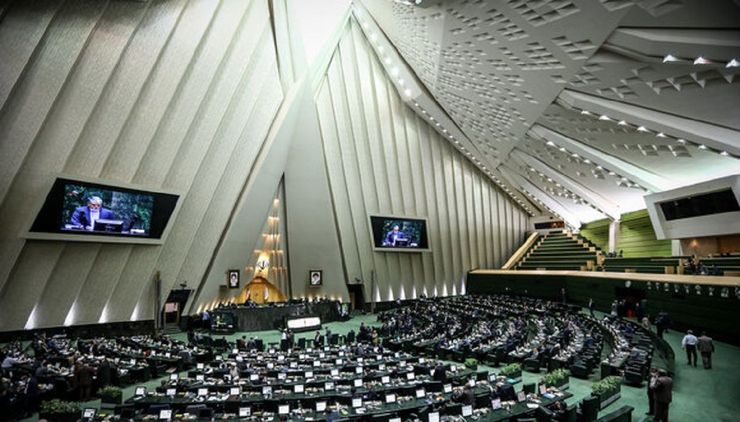 رییس کمیسیون بهداشت و درمان مجلس شورای اسلامی به ارائه توضیحاتی درباره ماجرای تحویل ۱۵۰۰ دوز واکسن آنفلوآنزا به داروخانه وابسته به مرکز بهداشت مجلس و سپس بازگرداندن آن به وزرات بهداشت پرداخت.