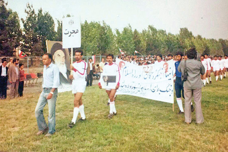رژه تیم فوتبال مهاجران خوزستانی مشهد - عکس مربوط به دهه ۶۰ می‌باشد که تیم فوتبال هجرت درحال رژه رفتن برای شرکت در یک دوره مسابقات است. این تیم در دهه ۶۰ از مهاجران خوزستانی تشکیل شده بود و محبوبیت زیادی در بین آن‌ها کسب کرد.