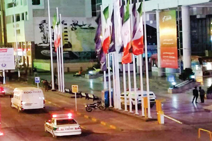 ساعت ۲۳:۳۰ دقیقه اولین جمعه شب پاییز ۹۹، میدان جانباز مشهد، دلهره از یک شایعه! بمب گذاری در یک مجتمع تجاری مشهد! همان مجتمع تجاری‌ای که «اولین» بود، «شیک ترین» بود، «پرزرق وبرق ترین» بود، پروما!