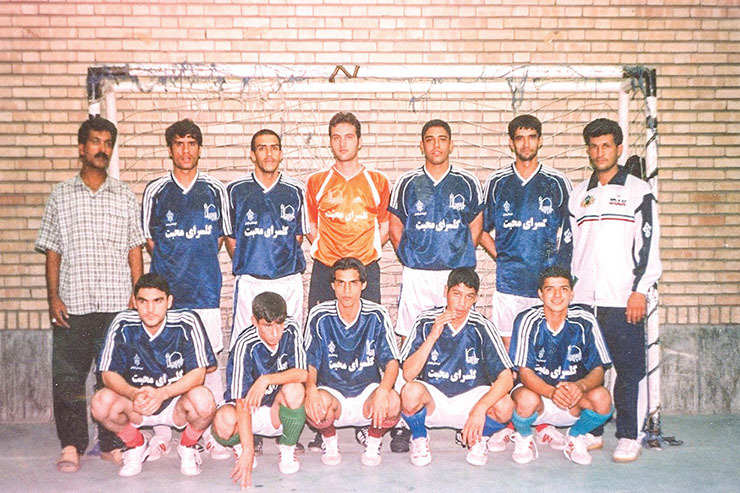 عکس زیر خاکی از تیم فوتسال گل سرای محبت که از تیم‌های خوب مشهد در دهه ۷۰ و ۸۰ بود. این عکس در سالن گلشهر گرفته شده و نکته آن حضور تنی چند از بازیکنان معروف فوتسال مشهد است. مهدی جاوید دومین نفر نشسته از سمت راست یکی از بازیکنان حاضر در این عکس است که حالا از ارکان تیم ملی فوتسال است. سمت چپ او محمد رضا خرسند نیا نشسته که تا بازی در تیم فوتبال استقلال هم پیش رفت.