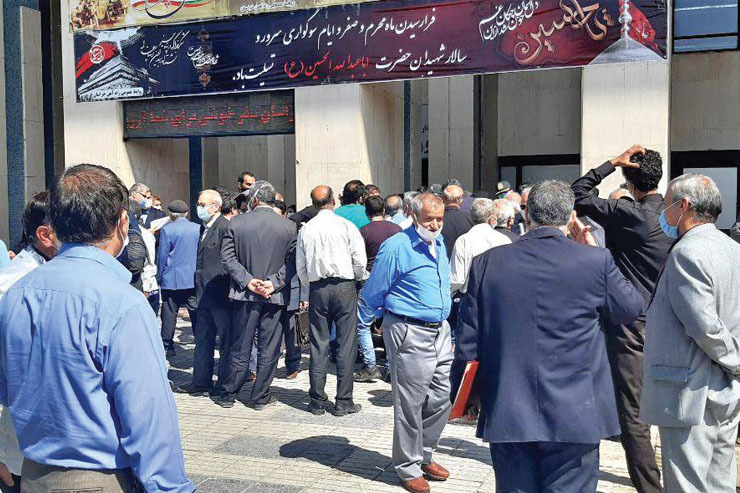 جمعی از کارکنان راه‌آهن در اعتراض به بلاتکلیفی ۱۸ ساله زمینی وقفی تجمع کردند. عنوان می شود این زمین  برای خانه‌دار شدن آن‌ها خریداری شده است.