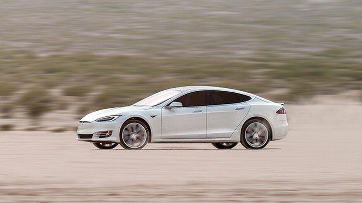 ایلان ماسک از جدیدترین مدل سدان پرچم دار تسلا به نام تسلا Model S Plaid رونمایی کرد. این خودرو برقی در مقایسه با مدل‌های قبلی قدرت و برد بالاتری دارد و با هر بار شارژ می‌توان دست کم تا ۸۳۶ کیلومتر با آن رانندگی کرد.