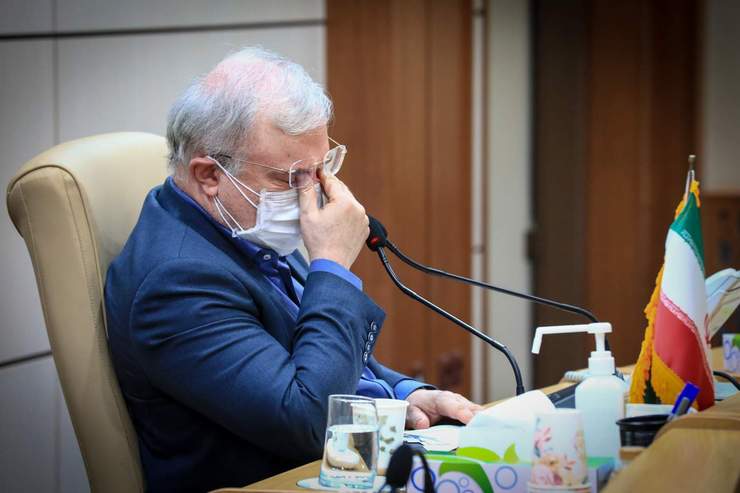 جدا از چالش‌هایی که ممکن است برای هر مقام و هر مسئولی در جایگاهی که دارد اتفاق بیفتد، شاید خیلی بخت بلندی هم نداشته که در دوران وزارتش ویروس عجیب‌وغریبی به جان جهانیان و مردم کشورش افتاده است و حالا او در مقام وزارت بهداشت، درمان و آموزش پزشکی و در رأس ستاد مقابله با این بیماری، باید برای تمام عواقب این مسئله پاسخ‌گو باشد