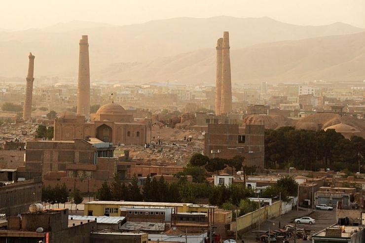 استان هرات به عنوان یکی از مهمترین استان‌های صنعتی افغانستان، بازار خوبی برای ورود و فعالیت تولیدکنندگان ایرانی است. نزدیکی هرات به مشهد زمینه‌های رفت‌وآمد بیشتر سرمایه‌گذاران افغانستانی را به  کشورمان فراهم کرده است.