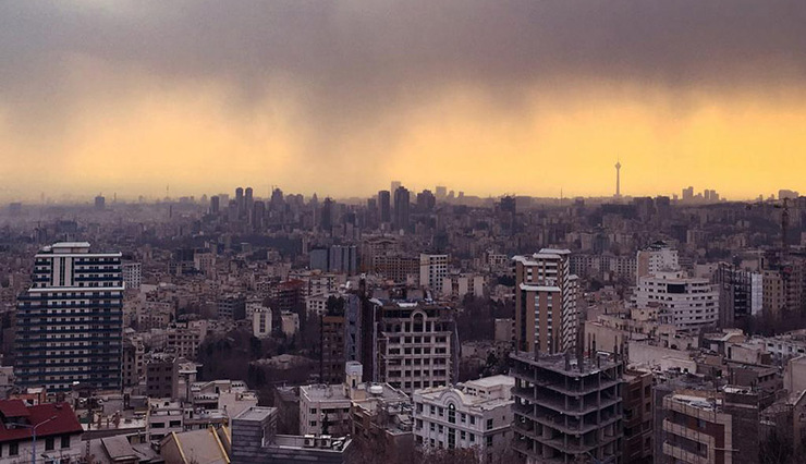 انتخابات ریاست جمهوری آمریکا، بازار مسکن در تهران و سایر کلان‌شهر‌ها را به‌نوعی ساکن کرده و فعالان بازار مسکن در انتظار دریافت سیگنال‌های قوی‌تری برای ورود به این بازار هستند. تصور بیشتر فعالان این است که در صورت پیروزی هر یک از ۲ نامزد، در مقطع کوتاهی تقاضای خرید مسکن افزایش می‌یابد. دراین‌باره، کارشناس مسکن می‌گوید: حجم معاملات کم شده است، اما قیمت‌ها در بازار مسکن همچنان روند افزایشی دارد و همه نگاه‌ها به نتایج انتخابات ریاست جمهوری آمریکا دوخته شده است.
