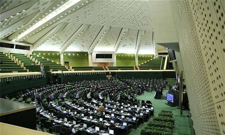 یکی از نمایندگان مجلس در پی سقوط ۳۲ درصدی شاخص بورس از ۲۰ مرداد ماه تا کنون، 13 سؤال بورسی از وزیر اقتصاد پرسید. بر اساس قانون، وزیر موظف به پاسخگویی به این سؤالات است.