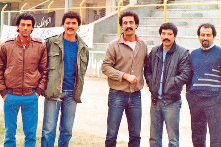 ابومسلمی‌های قدیمی - عکسی یادگاری از ۵ ستاره ابومسلم در دهه‌۶۰ که وقتی به میدان می‌رفتند، یک استادیوم آن‌ها را ستاره‌های تیمشان می‌دانستند. منصور شفیعی، حسین لعل، اکبر میثاقیان، گیل‌عرب و حسین امیدوار به‌ترتیب از چپ به راست در ورزشگاه تختی مشهد ایستاده‌اند.