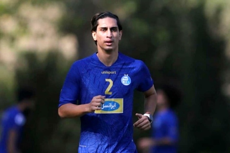 محمد نادری که با حواشی و اخبار عجیبی از پرسپولیس راهی استقلال شد حالا در بدو ورود به این تیم با حاشیه عجیبی بر سر شماره پیراهن روبه‌رو شده‌است.