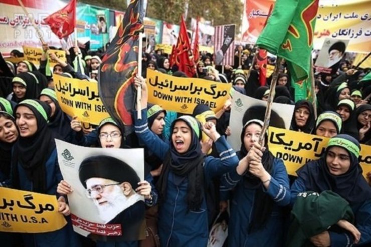 جانشین سازمان بسیج دانش‌آموزی گفت: دانش‌آموزان روز ۱۳ آبان ساعت ۹ صبح در حیاط منزل خود پرچم آمریکا، رژیم صهیونیستی و فرانسه را به آتش بکشند و فیلم آن را برای ما بفرستند.
