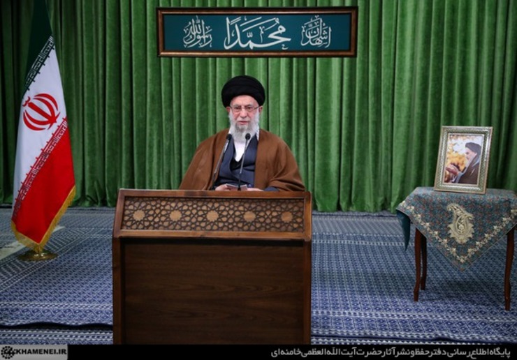 رهبر انقلاب اسلامی در سالروز میلاد پیامبر اسلام و امام صادق در ارتباط زنده تلویزیونی با مردم سخن گفتند.