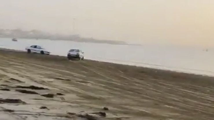 یک خودروی سواری در سواحل خلیج فارس، هنگام انجام حرکات نمایشی ناگهان کنترل خود را از دست داد و با یک خودروی دیگر برخورد کرد.