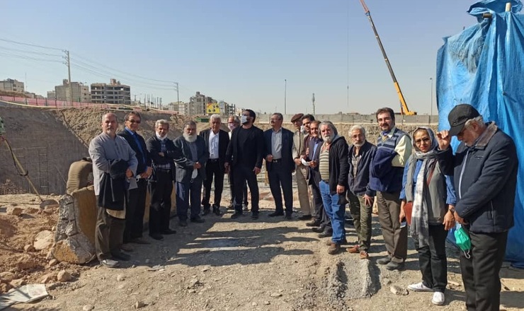 در چند روز گذشته گروهی از هنرمندان تئاتر مشهد به دعوت معاونت فرهنگی و اجتماعی شهرداری، از پروژه پردیس تئاتر مشهد در بوستان وفا بازدید کردند. راضیه ایرانی، بانوی پیشکسوت تئاتر مشهد و مسئول گروه تئاتر «کوچه»، نیز که در این بازدید حضور داشت، در یادداشت کوتاهی با عنوان «حقیقت یک آرزو» دراین‌باره نوشته است.