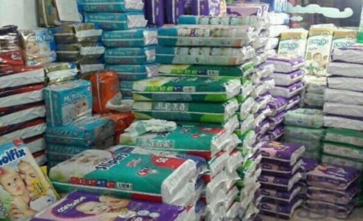 نایاب‌شدن و افزایش قیمت پوشک در‌حالی در روز‌های گذشته خبرساز شد که برخی داروخانه‌ها و سایت‌های خرید آنلاین، بعضی برند‌های پرطرف‌دار و سایز‌های پوشک بچه را ندارند و بر اساس گزارش‌های میدانی، در مواردی قیمت برخی از انواع پوشک حتی به ۵۰۰ هزار تومان هم رسیده است. ماجرای این گرانی‌ها تا جایی پیش رفته است که رهبر انقلاب روز سه‌شنبه با انتقاد از وضع موجود تصریح کردند گرانی‌های گذشته توجیه ندارد و با مدیریت هماهنگ دستگاه‌ها علاج‌شدنی است. دراین‌باره قرار است امروز چهارشنبه ۱۴ آبان ۹۹، در جلسه‌ای در وزارت صمت، درباره افزایش قیمت محصولات سلولزی تصمیم‌گیری شود.