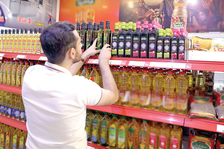بازهم بخشی از سهمیه روغن خام خراسان‌رضوی نصیب استان‌های دیگر شد. از ۲۴۰۰ تن سهمیه روغن خامی که مسئولان شرکت بازرگانی دولتی ایران برای استان ما درنظر گرفته‌اند، قرار است ۱۱۵۰ تن یعنی کمتر از ۵۰ درصد آن به ۴ کارخانه فعال تولیدکننده روغن در خراسان‌رضوی داده شود.