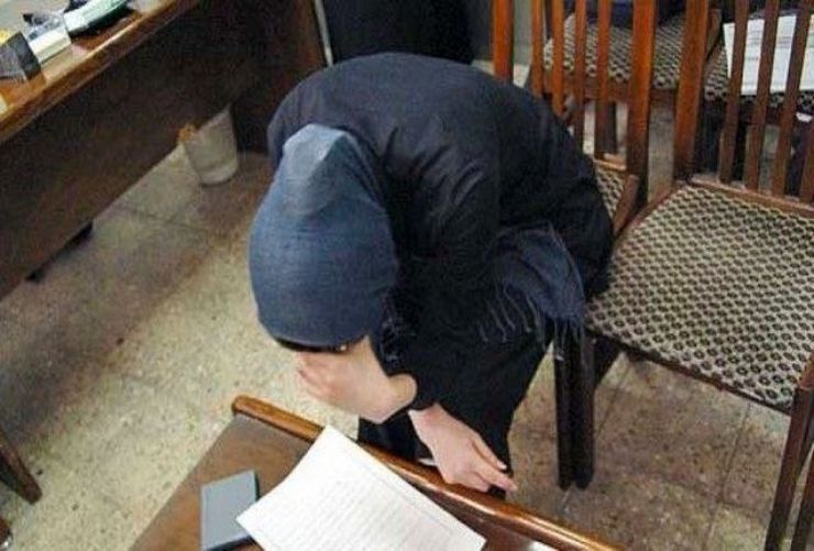 در اوج هیجانات دوران جوانی دیوانه وار فریب وعده و وعیدهای یک جوان تبعه خارجی را خوردم و به دنبال عشقی هوس آلود از خانه فرار کردم، اما از آن بدتر سوءاستفاده های شوهرخواهرم از این ماجرا بود که آزارم می‌داد.